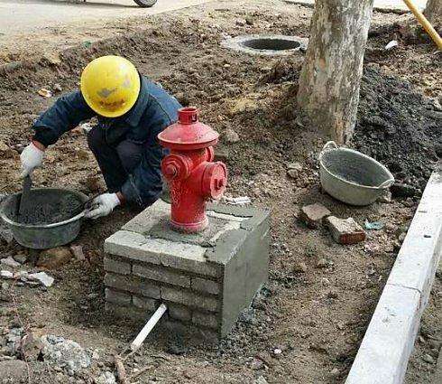 东凤镇提前完成市政消火栓建设规划，为城市安全筑牢“生命防线”